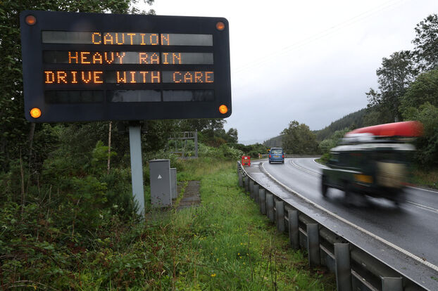Un panneau appelle les automobilistes à la prudence alors que la tempête Floris frappe l'Écosse. Reuters/Russell Cheyne