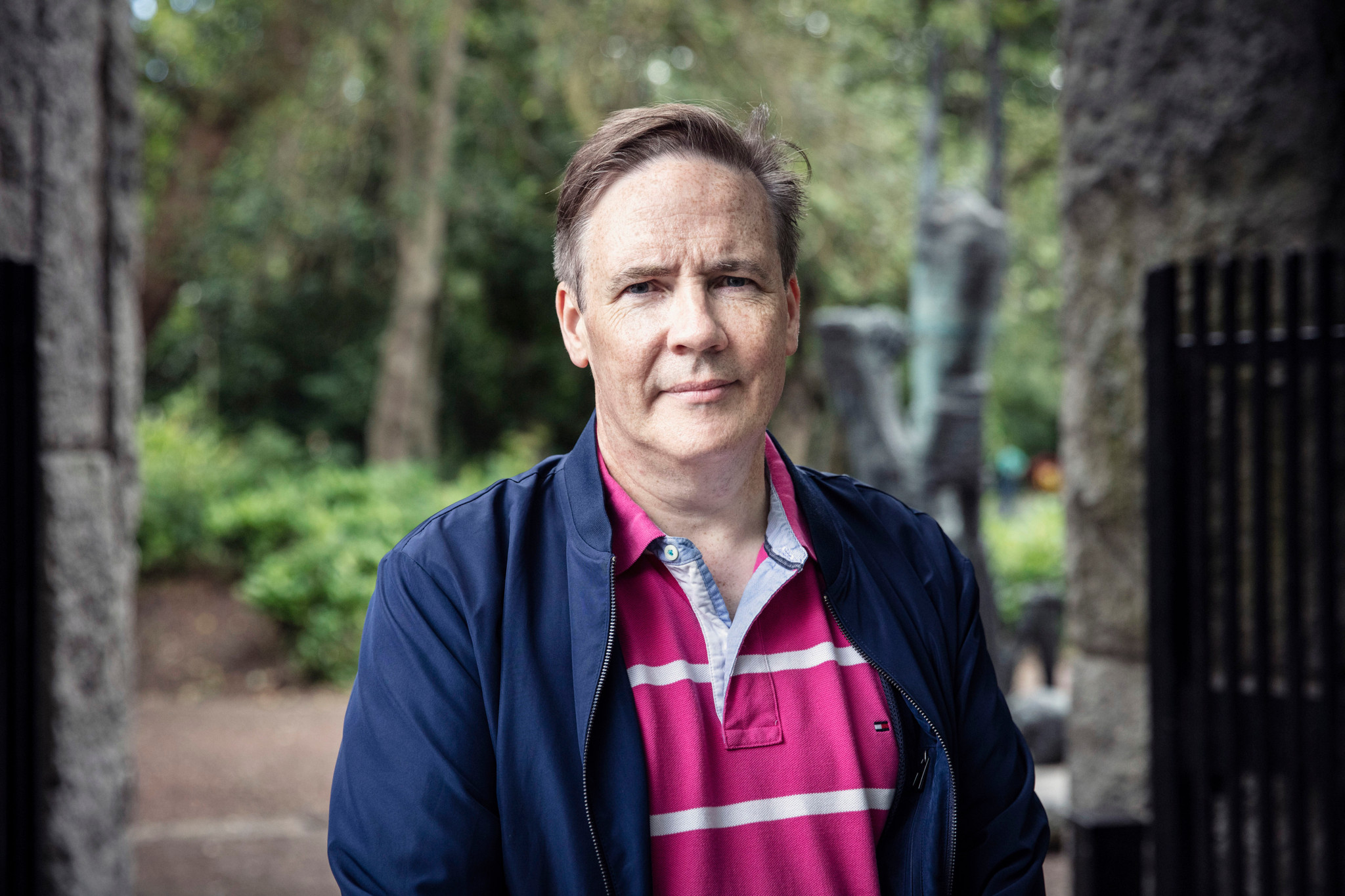 Shane O’Mara à Dublin, dans un parc, portant une veste bleue et un polo rose, expliquant les bienfaits de la marche pour le cerveau.
