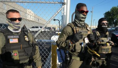 Des agents de la police de l'immigration américaine (ICE), à Elizabeth, dans le New Jersey, le 7 mai 2025