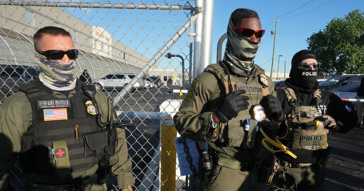 Des agents de la police de l'immigration américaine (ICE), à Elizabeth, dans le New Jersey, le 7 mai 2025