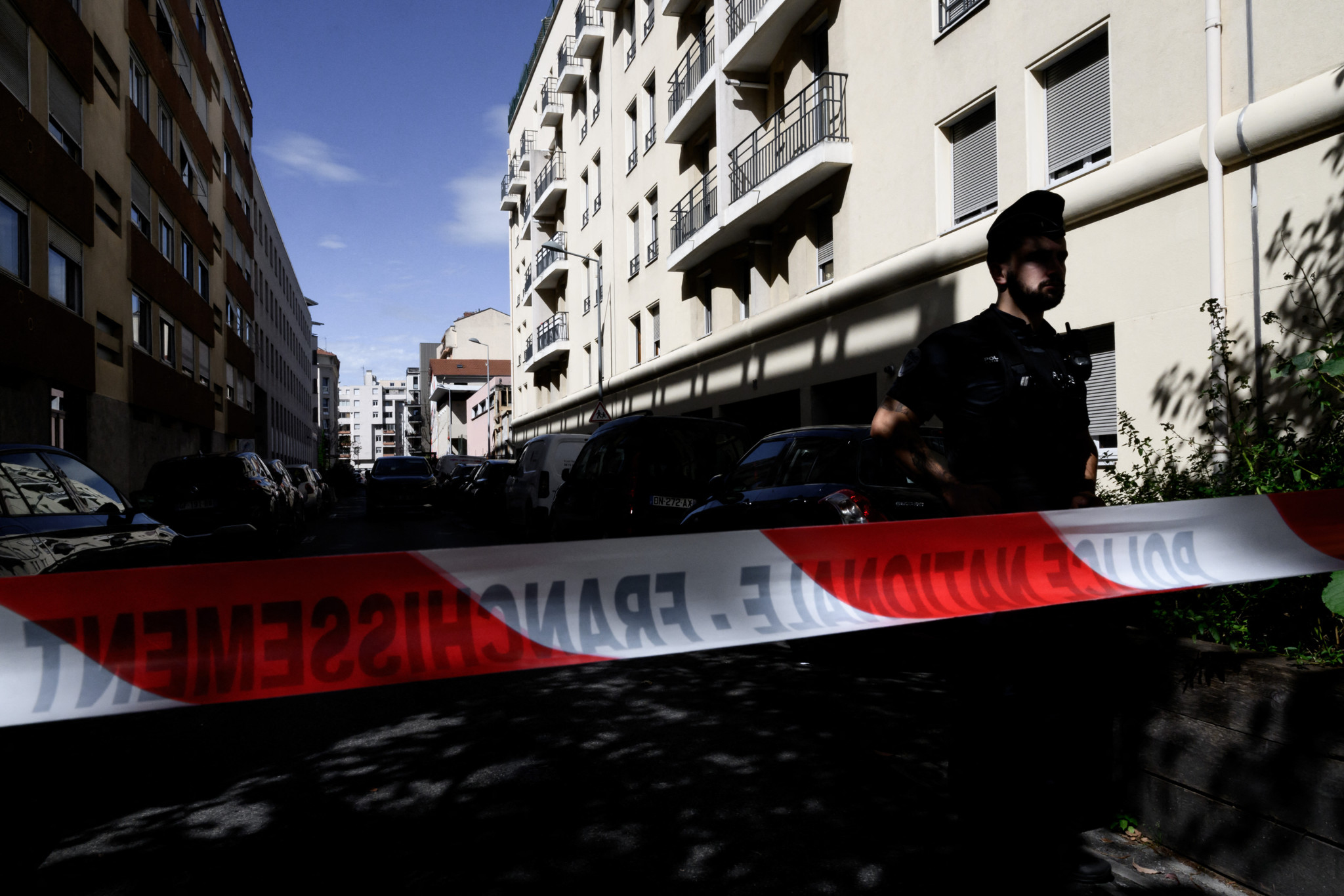 Un policier garde une rue à Villeurbanne près de Lyon où trois corps ont été découverts dans un appartement le 31 août 2025, enquête en cours.
