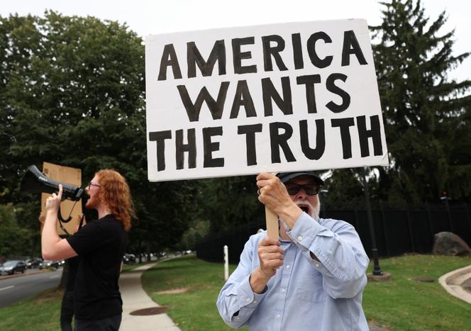 Des manifestants réclament la divulgation des dossiers Epstein devant l’Observatoire naval des Etats-Unis, résidence officielle du vice-président J. D. Vance, à Washington, le 6 août 2025.