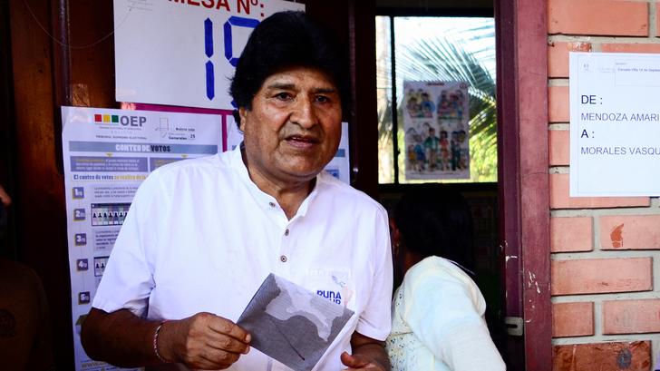 L’ancien président bolivien Evo Morales vote dans un bureau de vote lors de l’élection présidentielle, en Bolivie, le 17 août 2025.