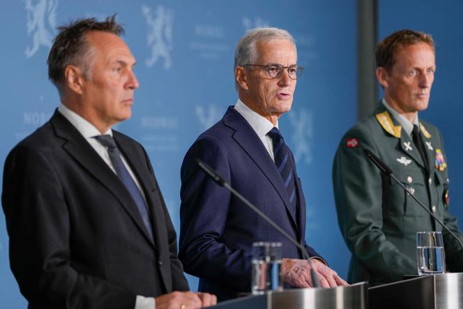Le premier ministre norvégien, Jonas Gahr Store (au centre), le ministre de la défense norvégien, Tore Sandvik (à gauche), et le chef d’état-major, Eirik Kristoffersen, informent les journalistes de l’état d’avancement de l’achat de frégates britanniques, au bureau du premier ministre, à Oslo, en Norvège, le 31 août 2025. 
