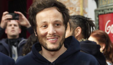 Vianney dévoile en vidéo les débuts de sa maisonnette dans les bois : "J'ai le sentiment de..."
