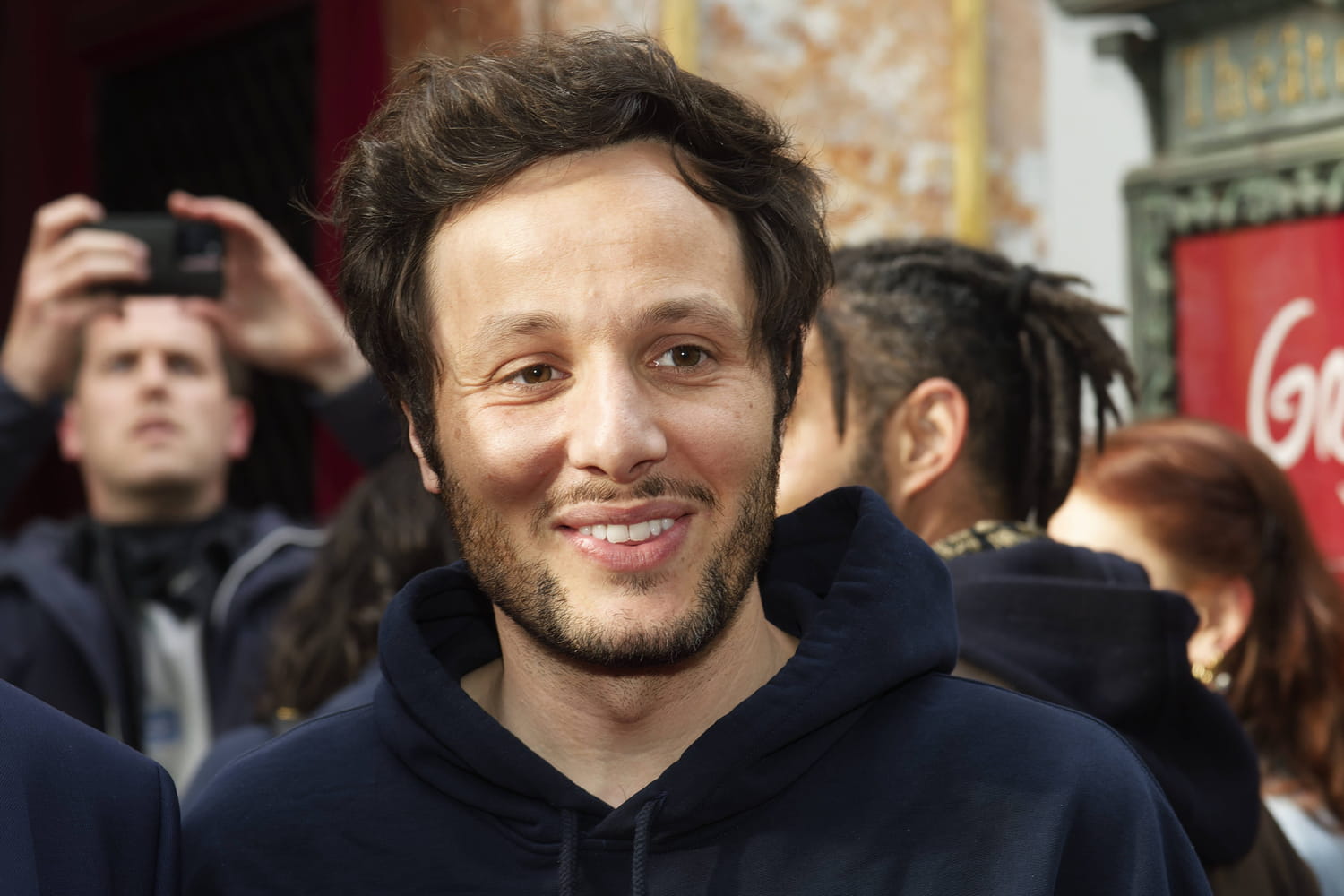 Vianney dévoile en vidéo les débuts de sa maisonnette dans les bois : "J'ai le sentiment de..."
