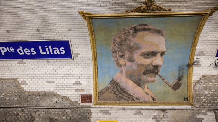 La mosaïque représentant Georges Brassens à la station du métro parisien Porte des Lilas, sur la ligne 11, avant sa destruction. (photo non datée)