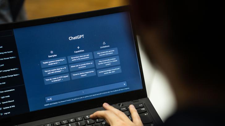 Des parents accusent ChatGPT d’être responsable du suicide de leur adolescent, dans une plainte déposée ce mardi 26 août.