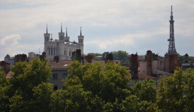 Fourvière à lyon tour métallique météo à lyon ciel nuageux avec des éclaircies