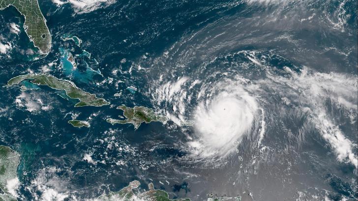 Cette image satellite fournie par la National Oceanic and Atmospheric Administration (NOAA) montre l’ouragan Erin se formant dans l’océan Atlantique le 16 août 2025.