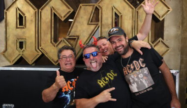 Disques, paillasson, flasque… À Paris, les fans affluent au pop-up store d’AC/DC : « Il y a plein de trucs variés »