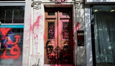 « Genocide Airline », « Free Palestine » : peinture rouge et tags hostiles sur les locaux de la compagnie israélienne El Al à Paris