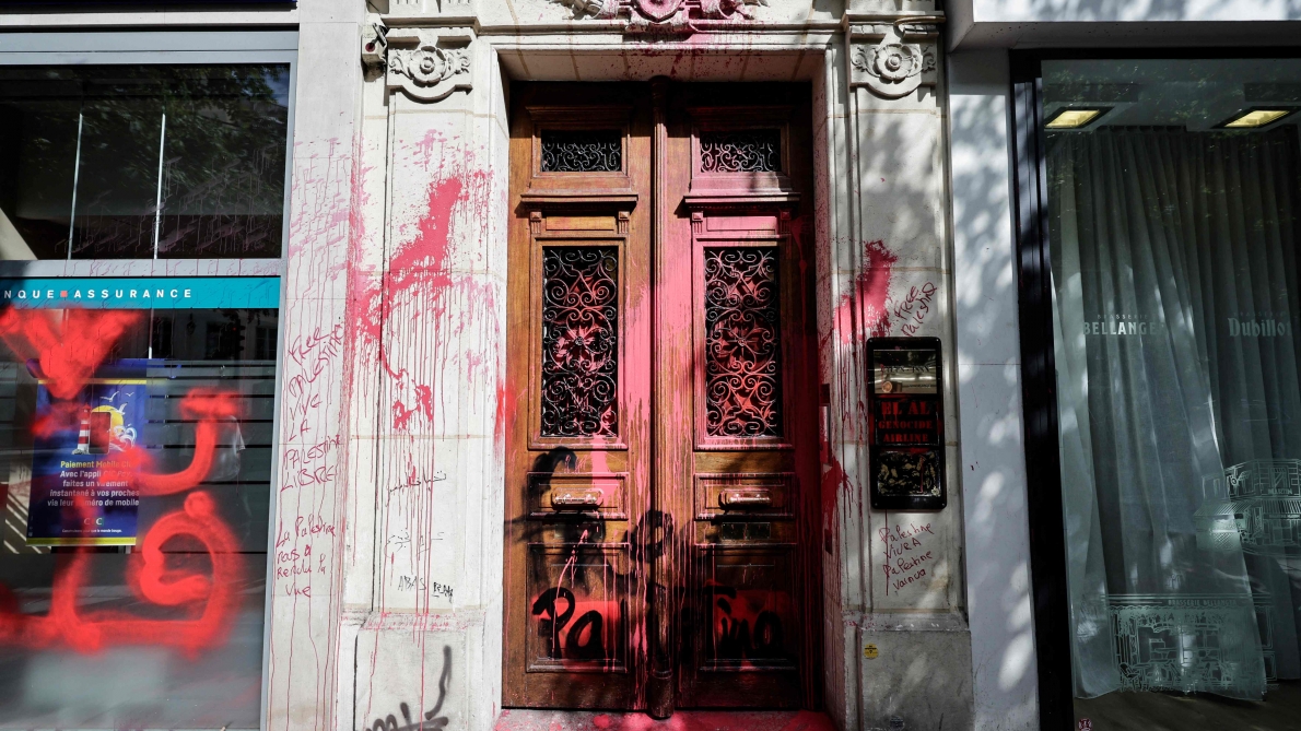 « Genocide Airline », « Free Palestine » : peinture rouge et tags hostiles sur les locaux de la compagnie israélienne El Al à Paris