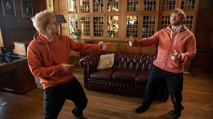 Ed Sheeran et Rupert Grint sur le tournage du clip « A Little More ».