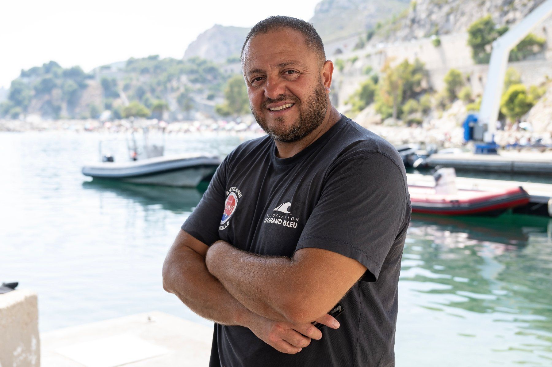 Brahim Timricht, responsable de l'association "Le Grand Bleu", lors d'un cours de natation proposé aux mères des quartiers Nord de Marseille, dans une piscine d'eau de mer, près du port de l'Estaque, le 11 août 2025