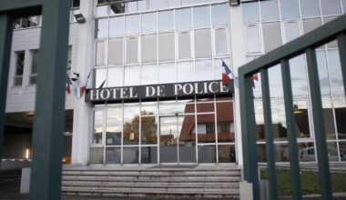 un homme interpellé avec trois couteaux devant un commissariat