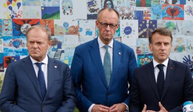Le Premier ministre polonais Donald Tusk, le chancelier allemand Friedrich Merz et le président français Emmanuel Macron à Tirana le 16 mai 2025