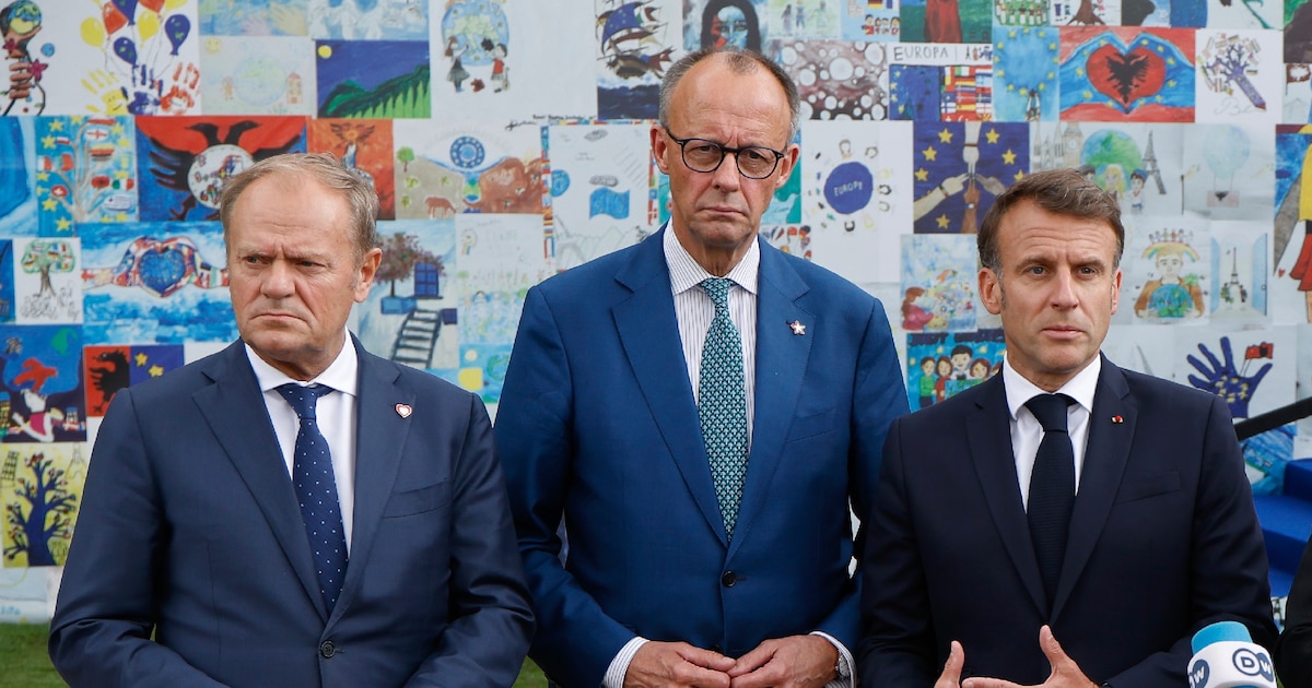 Le Premier ministre polonais Donald Tusk, le chancelier allemand Friedrich Merz et le président français Emmanuel Macron à Tirana le 16 mai 2025