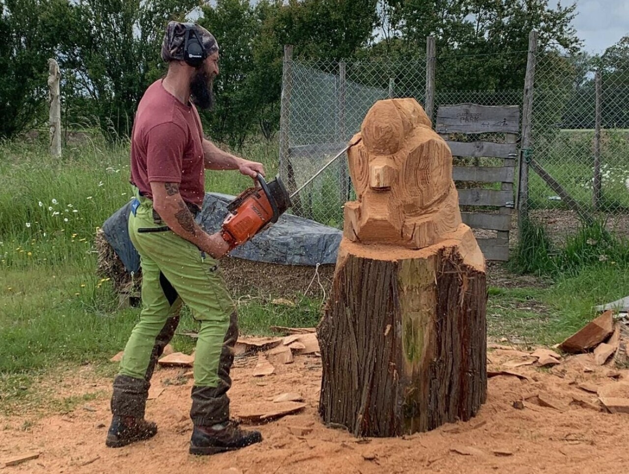 Arboriste élagueur, Philippe expose ses œuvres sculptées à la tronçonneuse