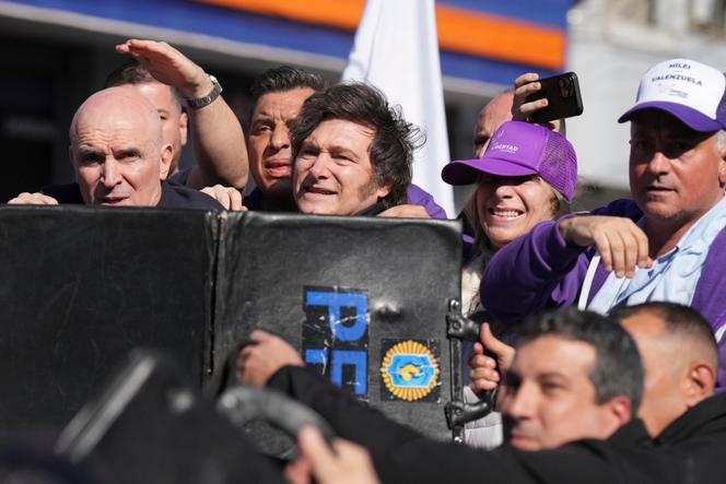 La police protège le président argentin, Javier Milei, et sa sœur, la secrétaire générale de la présidence argentine, Karina Milei, ciblés par des projectiles lors d’un rassemblement de campagne, à Buenos Aires, le 27 août 2025.
