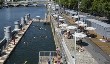 Des baigneurs dans la Seine sur le site de Bercy à Paris, le 11 août 2025 (Martin LELIEVRE)