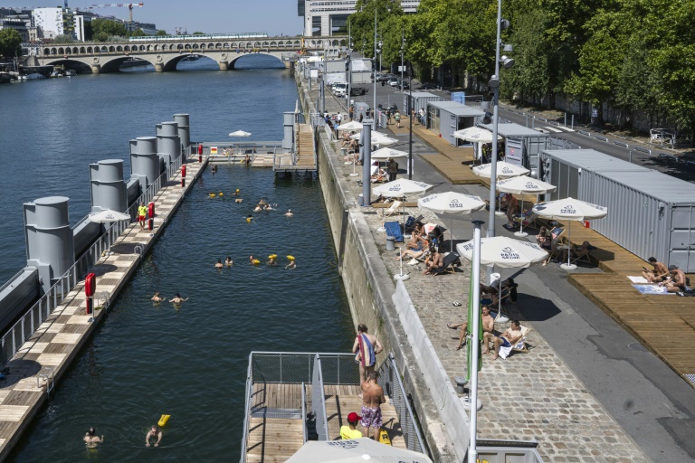 Des baigneurs dans la Seine sur le site de Bercy à Paris, le 11 août 2025 (Martin LELIEVRE)