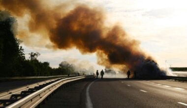 Près de Lyon. Un camion prend feu sur l'autoroute A46, la circulation coupée en urgence