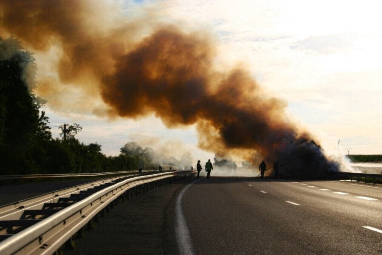 Près de Lyon. Un camion prend feu sur l'autoroute A46, la circulation coupée en urgence