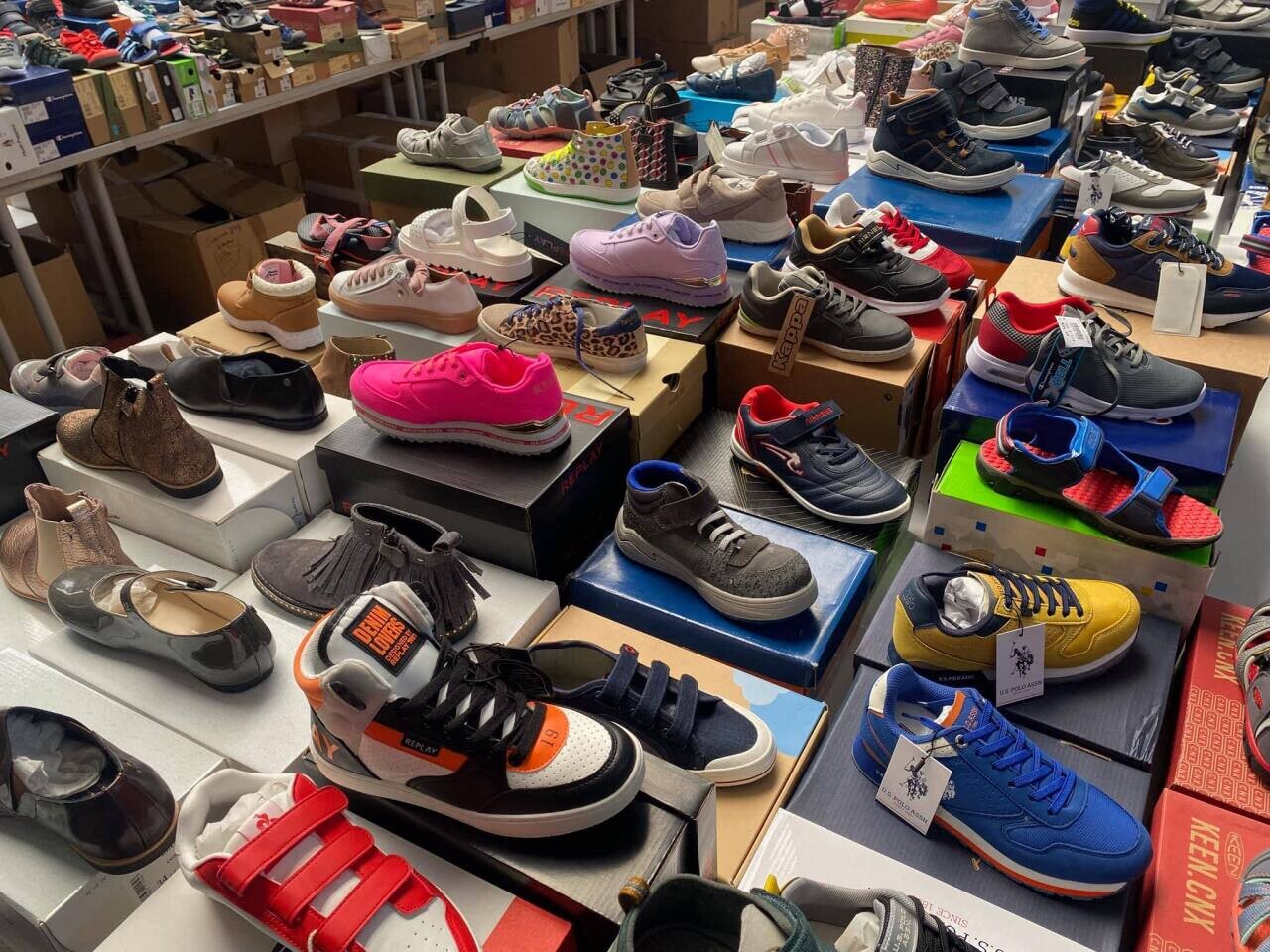 une grande vente de baskets de marque à prix cassés dès 10 euros