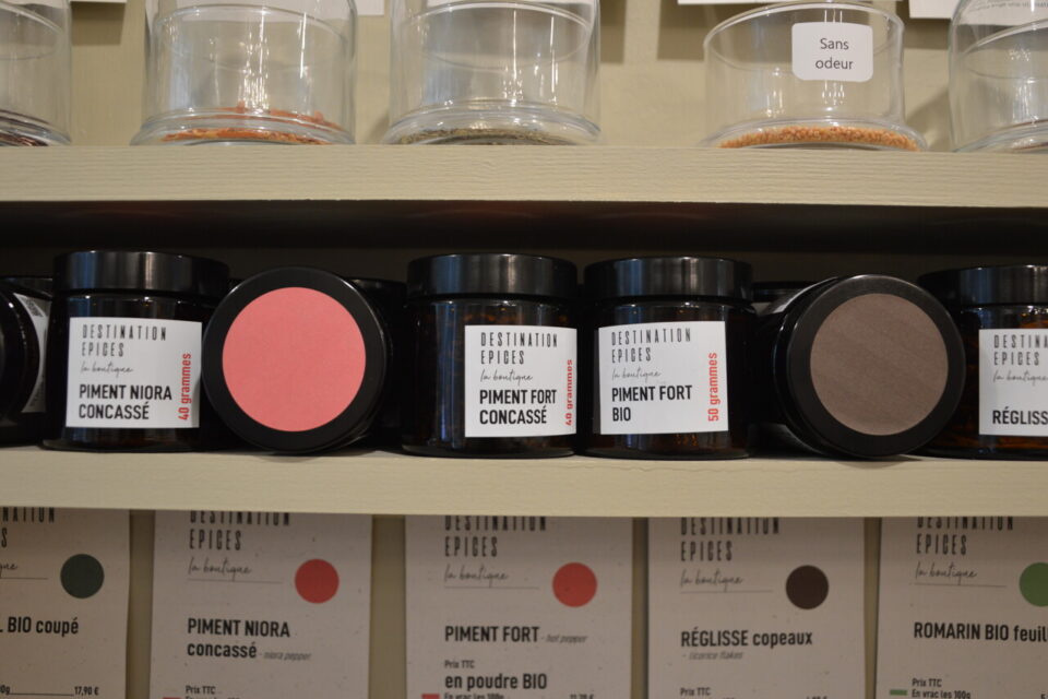 Le commerçant s'est inspiré de la cosmétique pour imaginer des pots hermétiques pour préserver la saveur des épices. La vignette colorée rappelle la couleur de l'épice contenue.