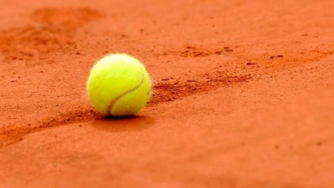 Un tournoi de tennis joué sur une plage à marée basse