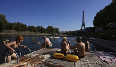 Les touristes et les Parisiens se baignent dans la Seine en pleine canicule