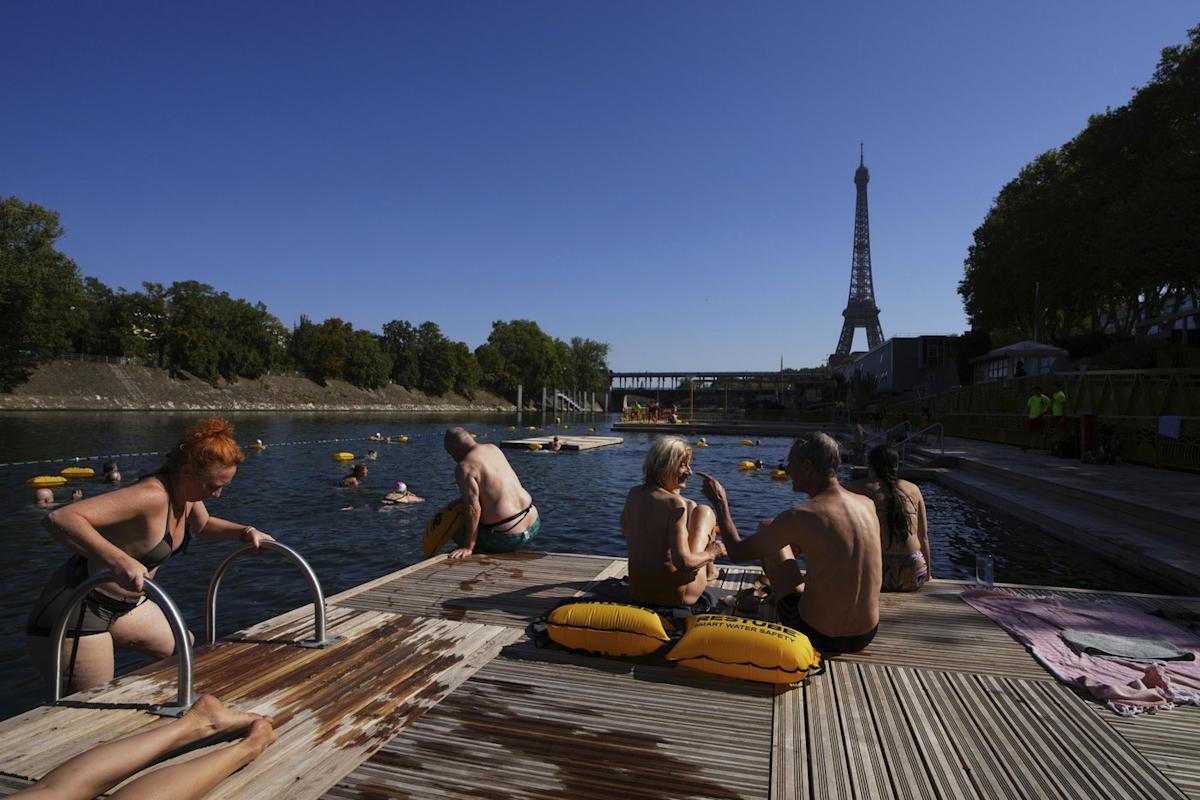 Les touristes et les Parisiens se baignent dans la Seine en pleine canicule