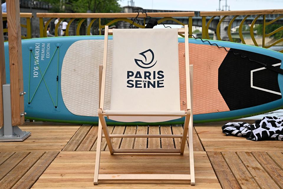 Baignade dans la Seine : un mois après, la mairie de Paris « hyper satisfaite » malgré les fermetures répétées (Photo d’une chaise longue avec un logo « Paris en Seine » au site de baignade sécurisé de Grenelle sur la Seine le jour de sa réouverture, à Paris le 5 juillet 2025.)