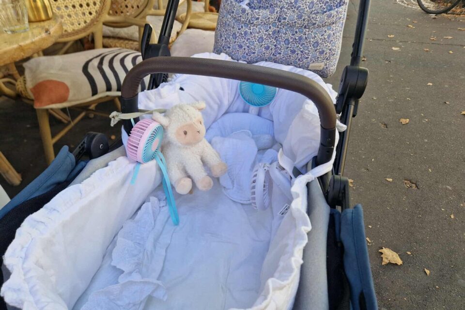 Une touriste espagnole a entouré le landau de son bébé d'un trio de mini-ventilateurs.