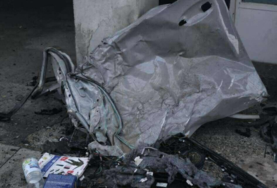 Les dégâts de la voiture sur la voie publique de la rue Durafour.
