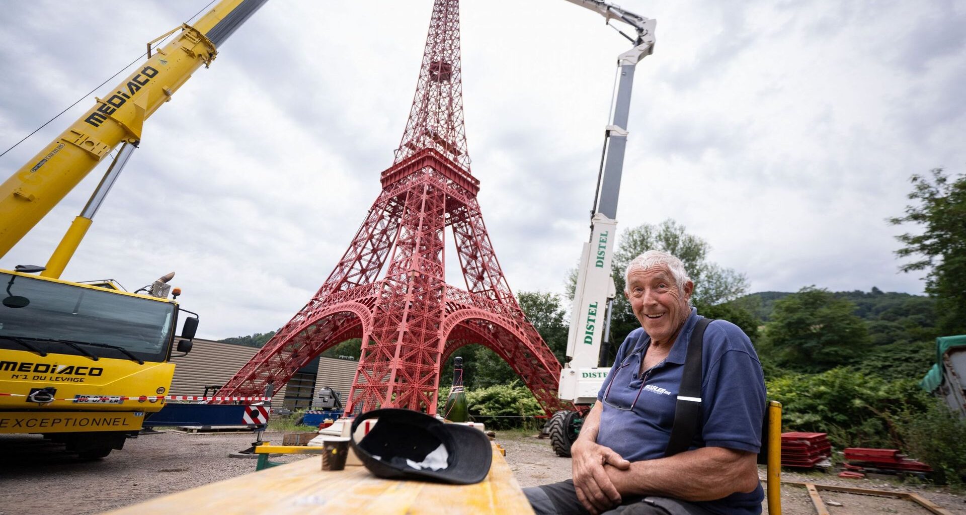 'C’est un chef-d’œuvre, non ?' : en Alsace, l’incroyable montage d’une fidèle réplique de la tour Eiffel