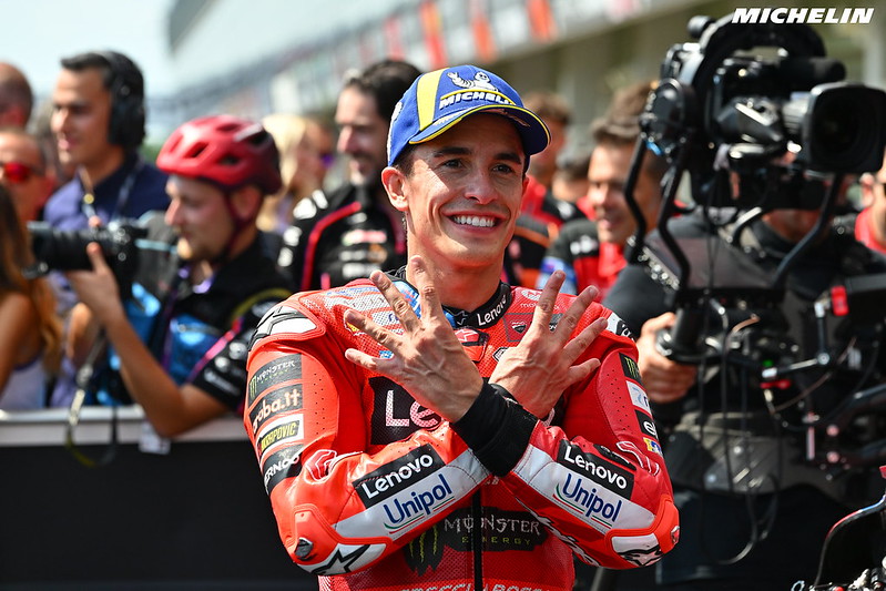 Où se situe Marc Márquez par rapport aux records de Valentino Rossi ?