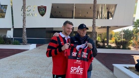 Le président du Rugby Club Toulonnais, lors de la signature du demi d'ouverture Dan Biggar sous les couleurs rouge et noir (illustration)