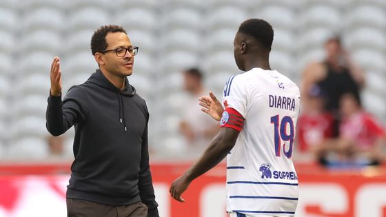Liam Rosenior (ici avec son capitaine Habib Diarra à Lille) a révolutionné le jeu du Racing