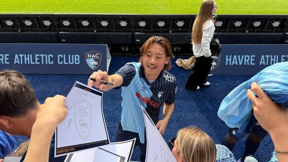 Le défenseur japonais du HAC, Ayumu Seko, en séance de dédicaces le 6 août, portant le nouveau maillot domicile havrais pour la saison 2025-2026.