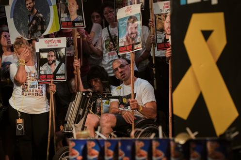 Des proches et des sympathisants d’otages israéliens détenus dans la bande de Gaza participent à un rassemblement exigeant leur libération à Tel-Aviv, en Israël, samedi 9 août 2025.