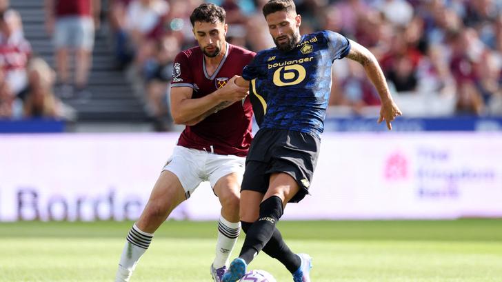 Olivier Giroud sous ses nouvelles couleurs lilloises face au club anglais de West Ham lors d’un match amical, le 9 août 2025.