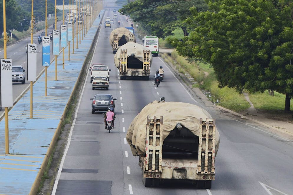 Des camions transportent des chars vers l'est depuis Valencia, au Venezuela, le mercredi 27 août 2025, après que le gouvernement a annoncé une mobilisation militaire à la suite du déploiement de navires de guerre américains au large du Venezuela. (AP Photo/Jacinto Oliveros)