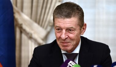 Le chef de cabinet adjoint du Kremlin, Dmitri Kozak, donnant une conférence de presse à la résidence de l'ambassadeur de Russie à Paris, le 26 janvier 2022.