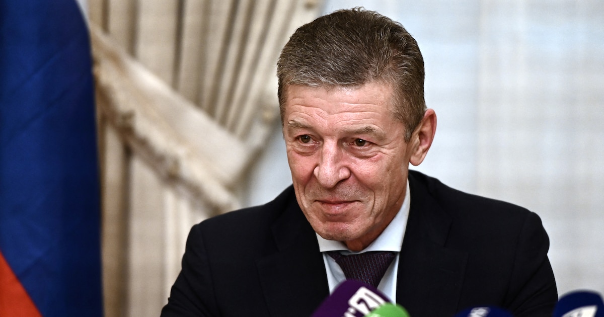 Le chef de cabinet adjoint du Kremlin, Dmitri Kozak, donnant une conférence de presse à la résidence de l'ambassadeur de Russie à Paris, le 26 janvier 2022.