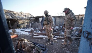 Des soldats russe devant le cadavre d'un militaire ukrainien, dans le village de Kazatchïa Loknïa (région de Koursk, Russie) le 19 mars 2025