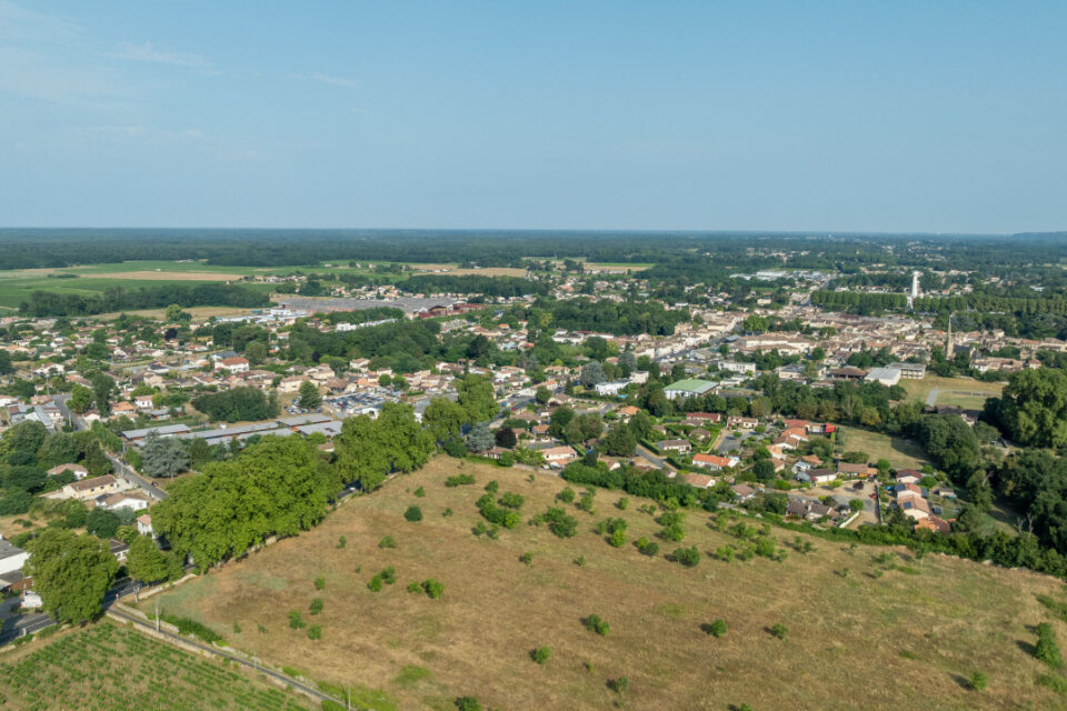 Podensac, ville de 3300 habitants, est le siège d'une des plus prestigieuses entreprises françaises. C'est en effet ici que la Maison Lillet, spécialisée dans les apéritifs, a vu le jour en 1872.