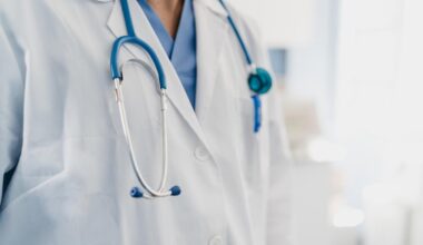 À 22 ans, elle apprend être atteinte d'un cancer, les médecins attribuaient ses maux de dos à sa nouvelle chaise de bureau