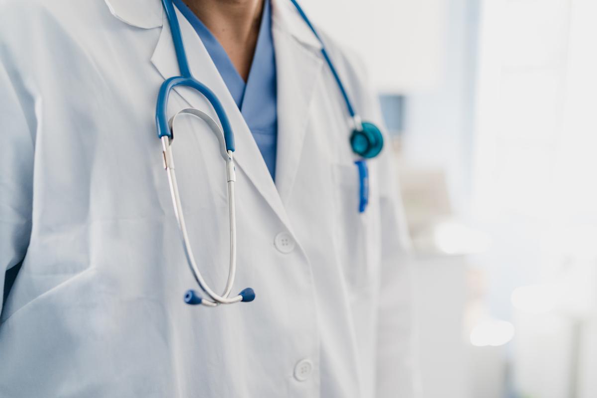 À 22 ans, elle apprend être atteinte d'un cancer, les médecins attribuaient ses maux de dos à sa nouvelle chaise de bureau